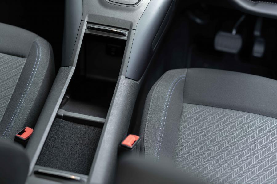 Детали интерьера Peugeot Rifter 2019 года  (JP) (фото 17 из 23)